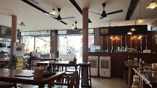 ก๋วยเตี๋ยวหมูประตูวัด DARA KITCHEN & CAFE