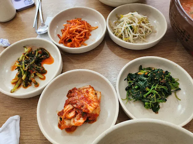 청정 바지락 손칼국수 보리밥