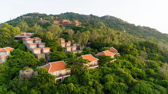 Victoria Nui Sam Lodge