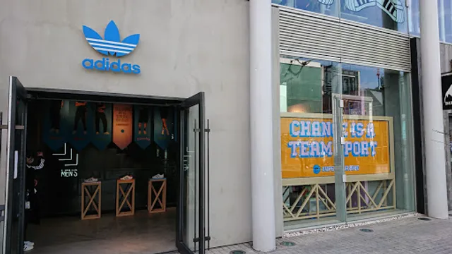 アディダス オリジナルス フラッグシップ ストア 原宿