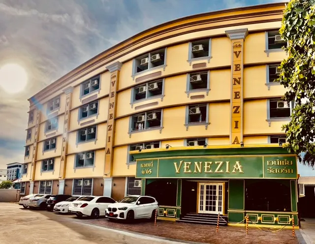 เวนีเซีย รีสอร์ท