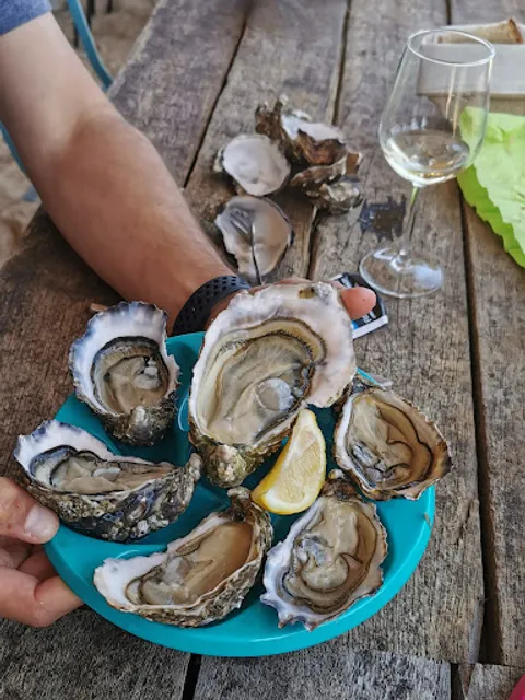 LA CABANE A HUÎTRES DE PEN BRON (salle intérieure et terrasse extérieure)