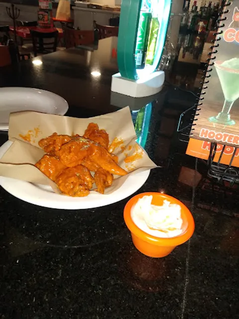 Hooters Plaza Satélite