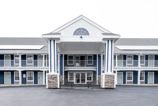 Hilltop Inn & Suites