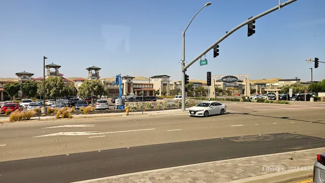 TUMI Outlet Store - San Francisco Premium Outlets