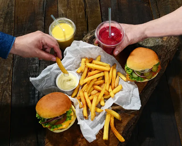 Juicy Burgers & Friends