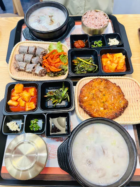 기울어진 뚝배기 아주대점