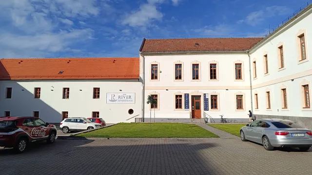 River Apartmanház