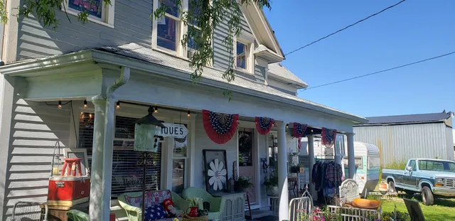 Upcycled Cottage "Vintage Finds and Boutique"