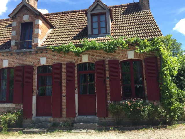 La maison aux volets rouges