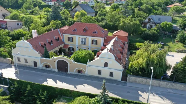 Gombás Kúria Mension