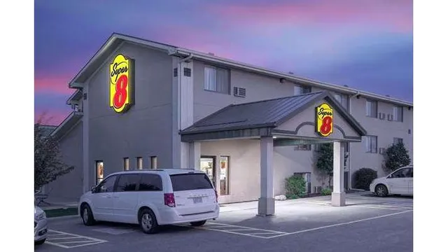 Super 8 by Wyndham Willmar