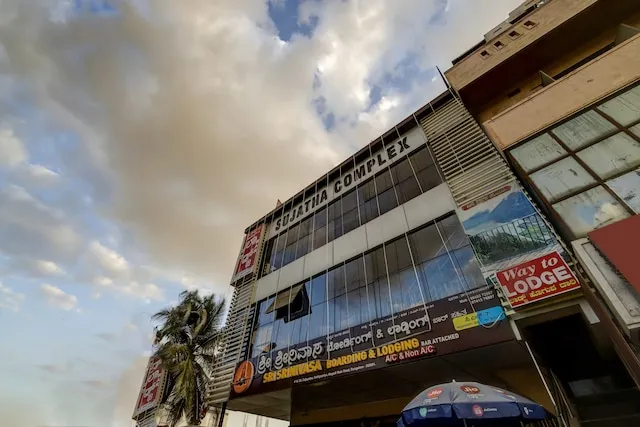 SPOT ON 73621 srinivasa boarding and lodging