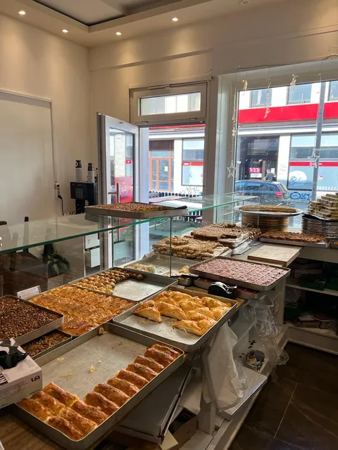 فطاير و حلويات المجد