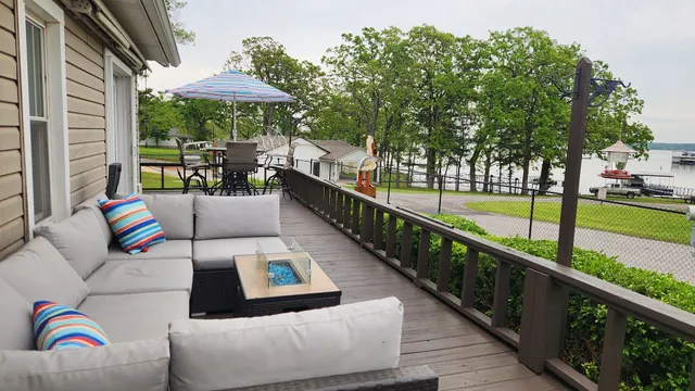 Calhoun Lakeview Farmhouse