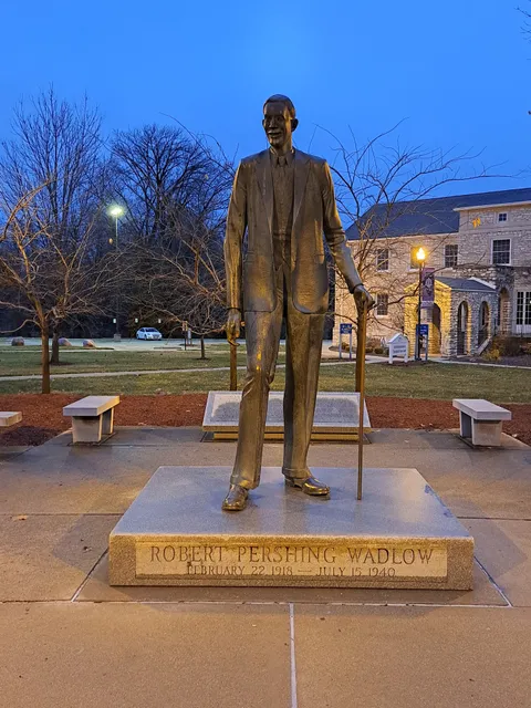 Robert Wadlow Statue 1918 - 1940