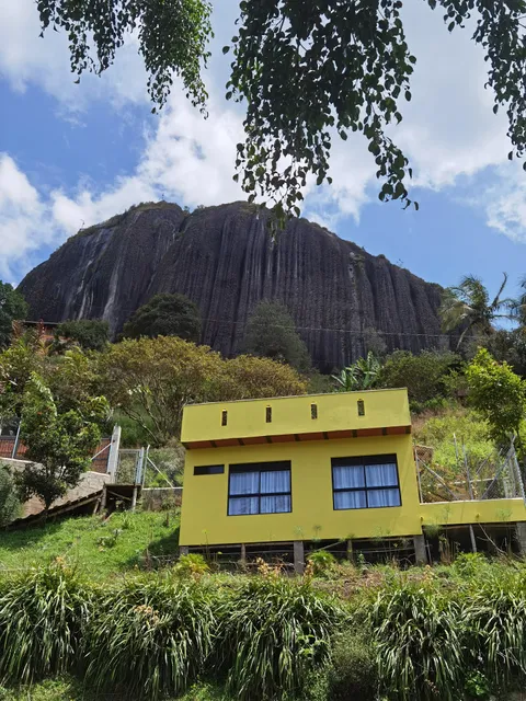 Descanso bajo La Piedra del Peñol