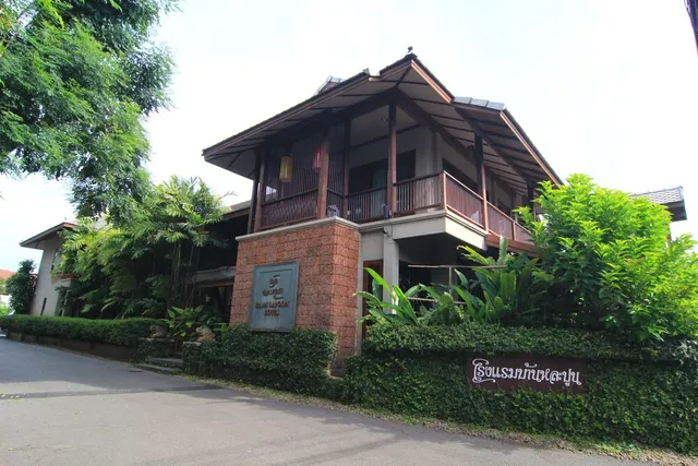Baan Lapoon hotel