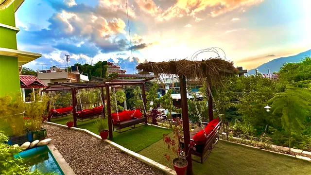 Fireflies retreat home