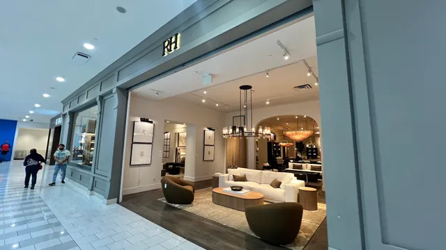 RH Calgary | The Gallery at Southcentre Mall