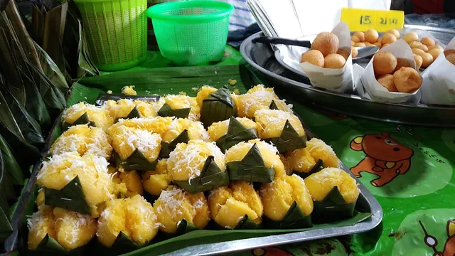 Fresh food and clothing market