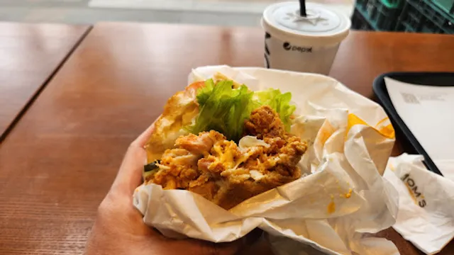 맘스터치 삼각지역점