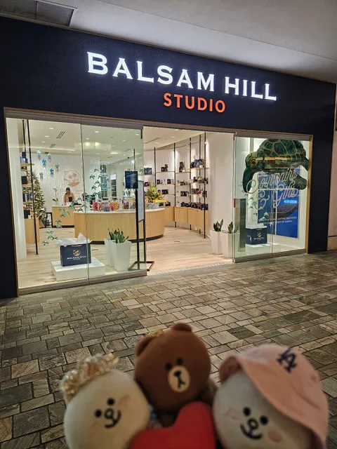 Balsam Hill Studio Oahu- Souvenir Shop