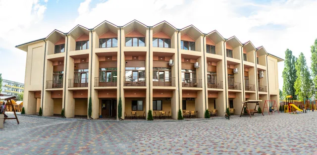 Три дельфина