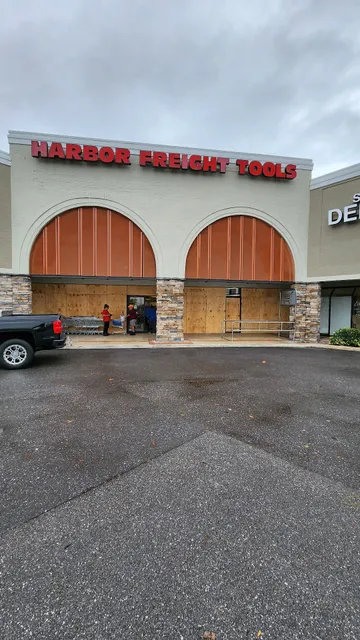 Wedgewood Commons Shopping Center