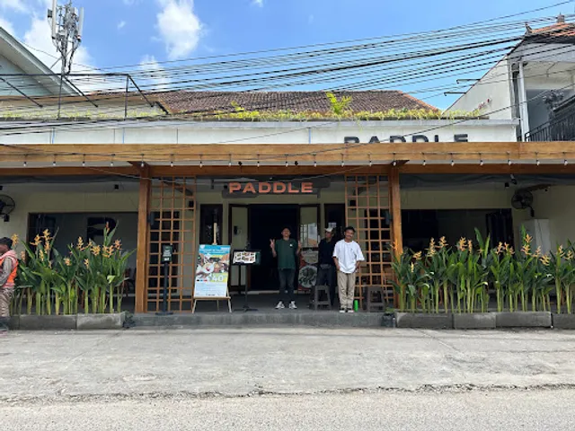 PADDLE Cafe & Bar