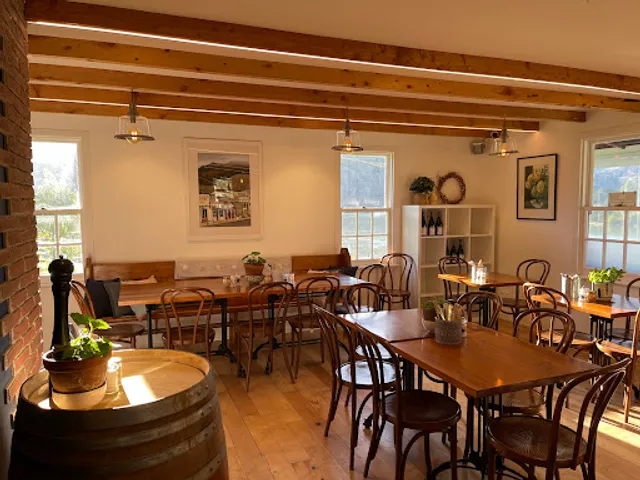 Pinot Junction -Lakeside Cafe