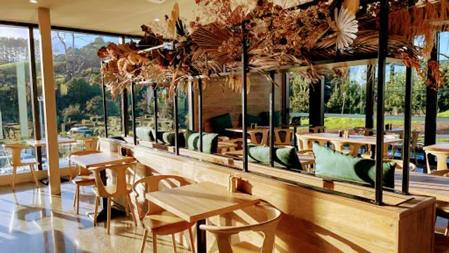 Clara Café Silverdale