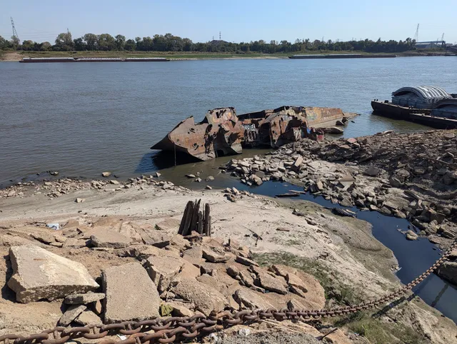 USS Inaugural AM-242