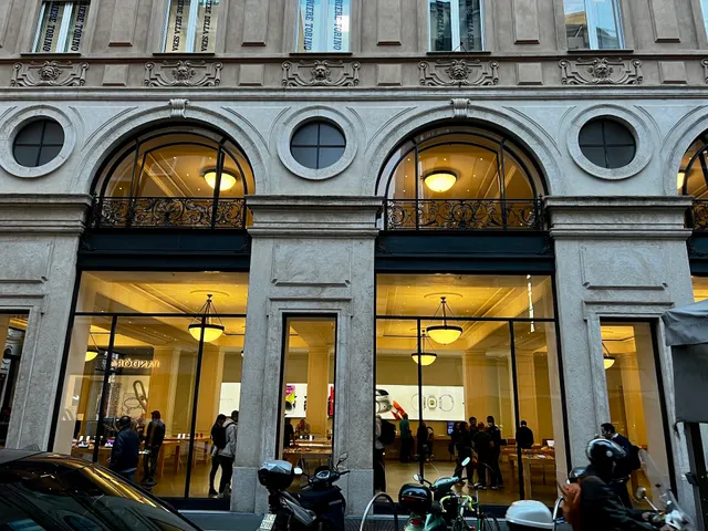 Apple Via Roma