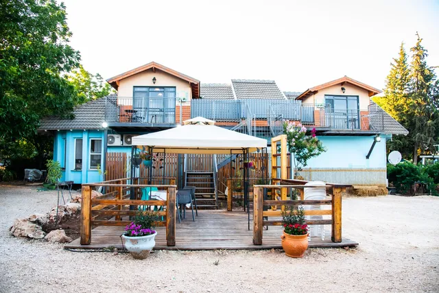 Meet in the yard between the mountains נפגשים בחצר בין ההרים