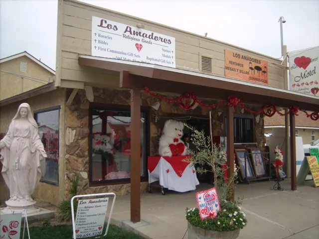 Los Amadores Flowers and Gifts