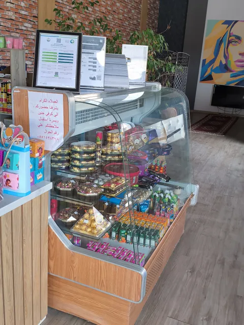 حنين cafe تفديم المشروبات المختلفة حارة وباردة وحلويات مختلفة والمعسل بنكهات مختلفة