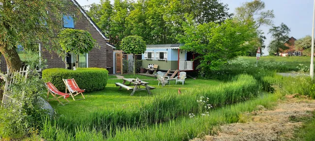 B&B Domstate en pipowagen in Ee (frl)