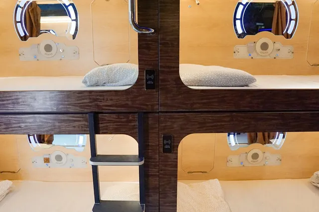 SNOOZE Capsule Hotel