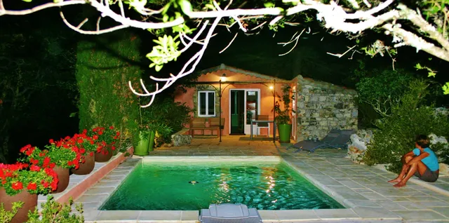 Domaine de la Jarjatte : Location gîtes de charme pour 2 personnes, idéals pour couple, piscine privée, plage privée, accès rivière, proche Provence situés à Labeaume, en Ardèche Méridionale, Ardèche, Auvergne-Rhône-Alpes