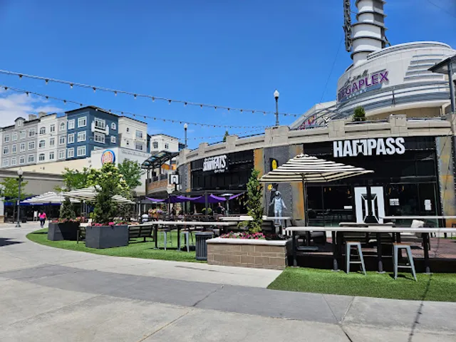 SkinnyFATS @ HallPass