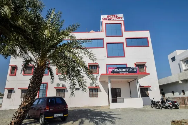 OYO 27626 Hotel Moonlight