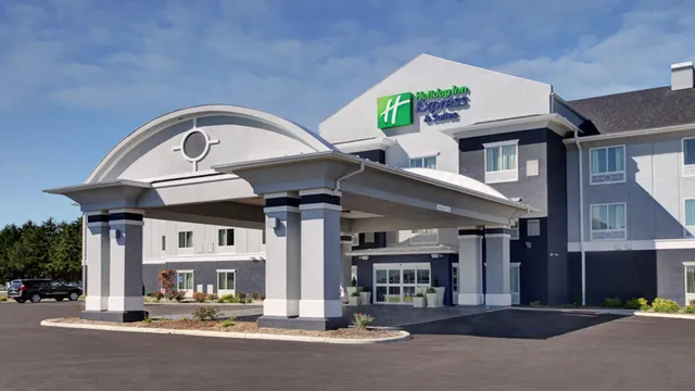Holiday Inn Express & Suites North Fremont by IHG