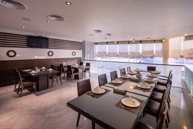 Twina Seafood - Corniche Alhamra