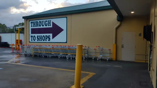 Lawnton country markets Bakery