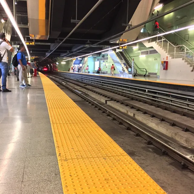 Fernández de Córdoba Metro Station