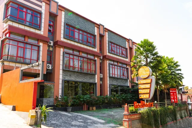 RedDoorz Plus @ Jalan Raya Bandungan