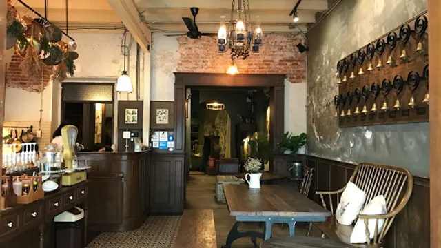 Petit Peyton Traveloque Cafe