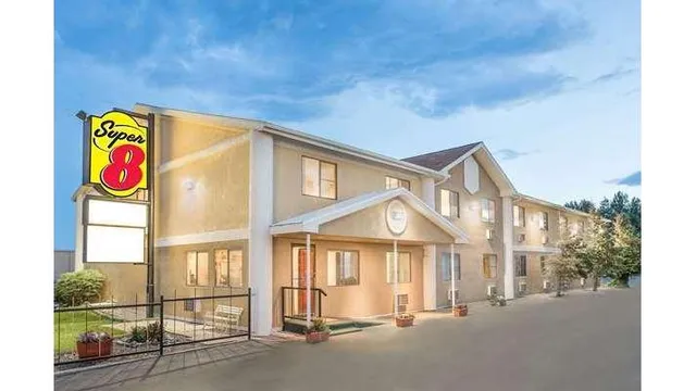 Super 8 by Wyndham Riverton