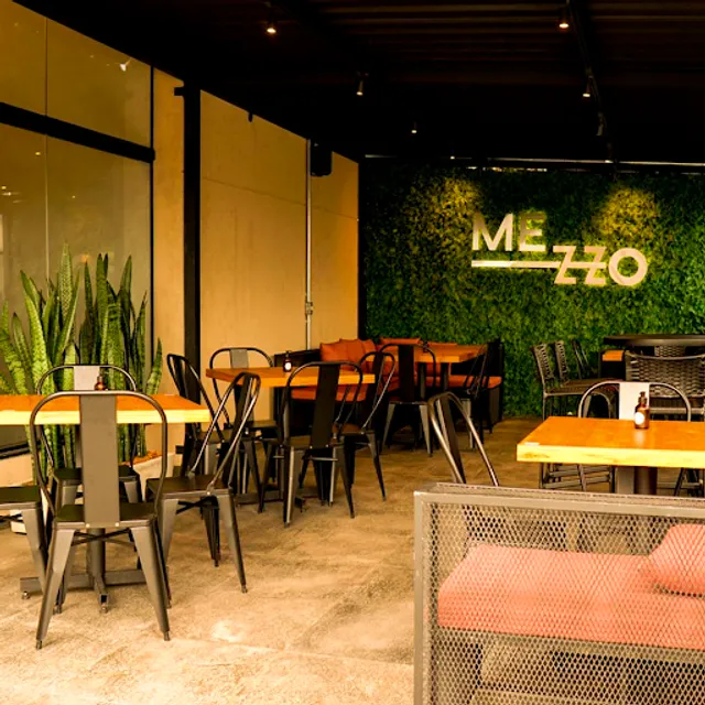 Mezzo Restaurante & Bar